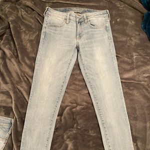 Women’s American Eagle Super Stretch medium-rise Jegging light wash size 6 Long